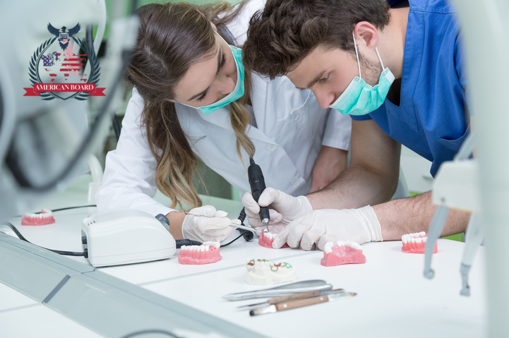 مساعد مختبر الأسنان